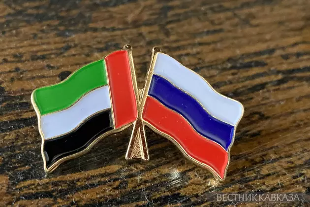 Значок с флагами ОАЭ и России