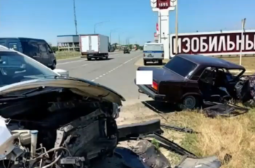 Восемь человек пострадали в столкновении двух машин на Ставрополье (ВИДЕО)