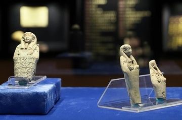 В музее Измира впервые показали древние египетские статуэтки 