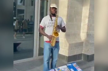 Выступление уличного музыканта в Бостоне