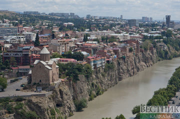 В Тбилиси ограничат движение транспорта из-за ремонта самого древнего городского моста
