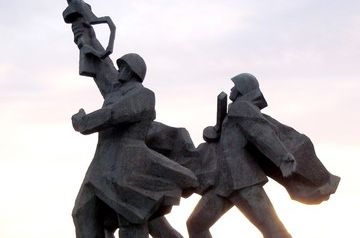 &quot;Плевок в душу&quot;: Латвия избавляется от героев-освободителей 