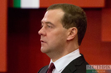 Медведев: храните сбережения в рублях
