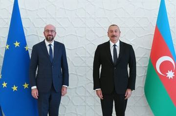 Ильхам Алиев проводит встречу с Шарлем Мишелем в Праге