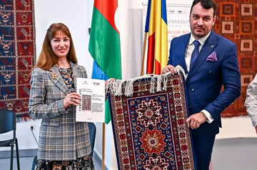 Жители Румынии знакомятся с красотой азербайджанских ковров