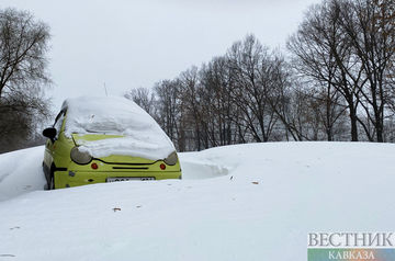 Почти 80 детей застряли на дороге в Казахстане из-за снега