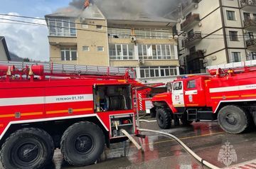Крупный пожар в жилом доме тушат в Сочи