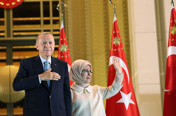 Эрдоган со своей женой после выборов
