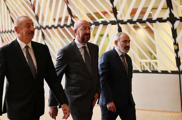 Президент Азербайджана Ильхам Алиев, председатель Евросовета Шарль Мишель и премьер-министр Армении Никол Пашинян