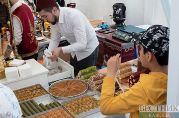Продавец сладостей на WANDI Bazar Eid Festival