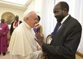 Папа Римский Франциск поцеловал ноги лидерам Южного Судана, призывая их к миру (ВИДЕО)