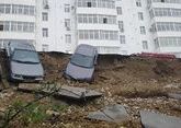 Провал грунта поглотил четыре машины в Севастополе