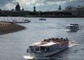 Прогулочный катер протаранил опору моста в Санкт-Петербурге