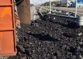 Трассу засыпало углем после ДТП в Казахстане