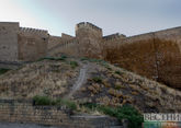 Под стеной древней крепости в Дагестане подожгли мусор