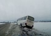 Снега замуровали автобус с астраханцами на Ставрополье