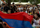 СМИ: протестующие отправились шествием к резиденции Пашиняна в Ереване