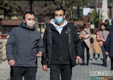 Жителям Азербайджана снова рекомендуют носить маски в закрытых помещениях