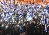 Нетаньяху сметают палестинскими флагами