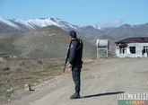 Азербайджанцы раздают армянам воду на Лачинской дороге в Карабахе