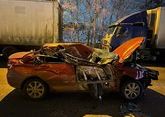 Водитель загнал легковушку под грузовик и чудом выжил в Ставрополе