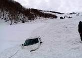 Лавина снесла автомобили в дагестанских горах