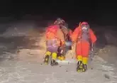 Двух запросивших помощь альпинистов спустили с Эльбруса