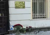 Москвичи несут цветы к посольству Ирана