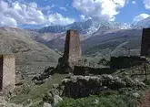 Атмосферный Цмити в Северной Осетии – древний город мертвых среди жилых домов