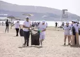 Самый массовый пляж Баку очистили от мусора