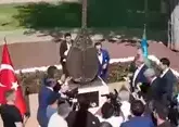 Памятник казахской домбре украсил турецкую Анталью (ВИДЕО)