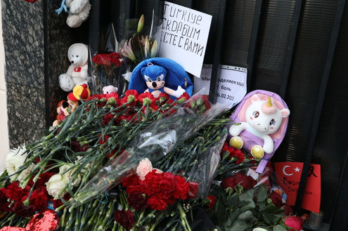 У посольства Турции в Москве проходит акция памяти жертв землетрясения