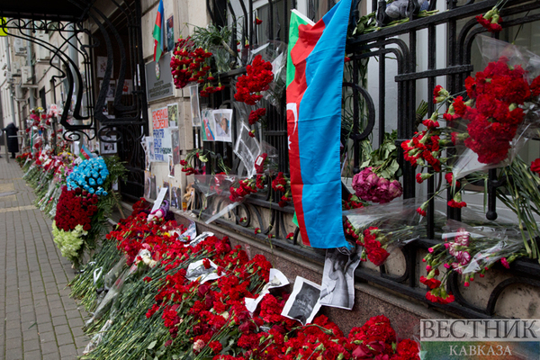Москвичи несут цветы и детские игрушки к посольству Азербайджана в память о погибших мирных жителях (Фоторепортаж)