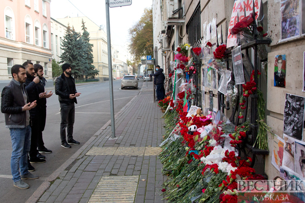 Москвичи несут цветы и детские игрушки к посольству Азербайджана в память о погибших мирных жителях (Фоторепортаж)