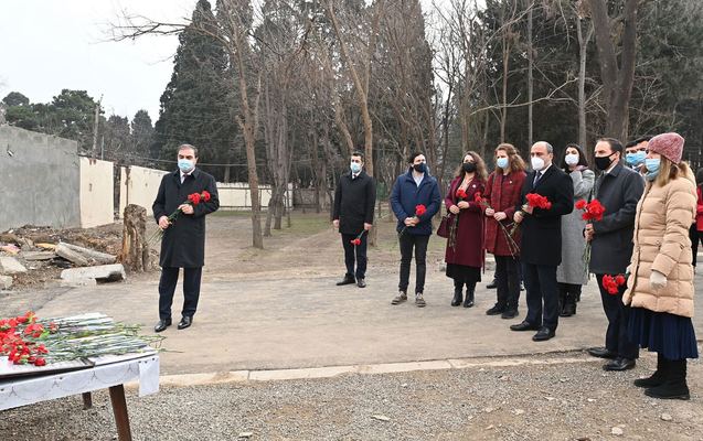 Представители ЮНИСЕФ и МККК посетили разрушенные армянскими снарядами школы в Гяндже и Тертере