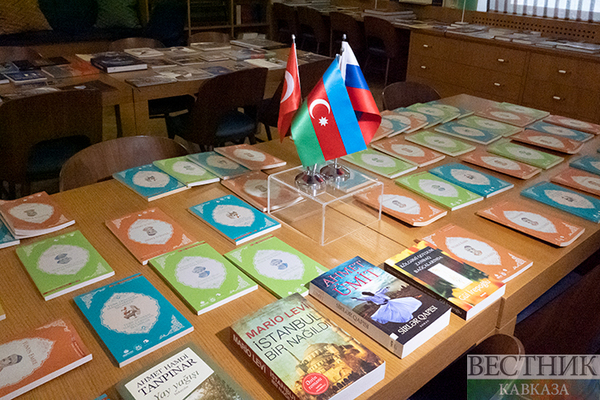 В павильоне &quot;Азербайджан&quot; на ВДНХ появились турецкие книги (ФОТО)