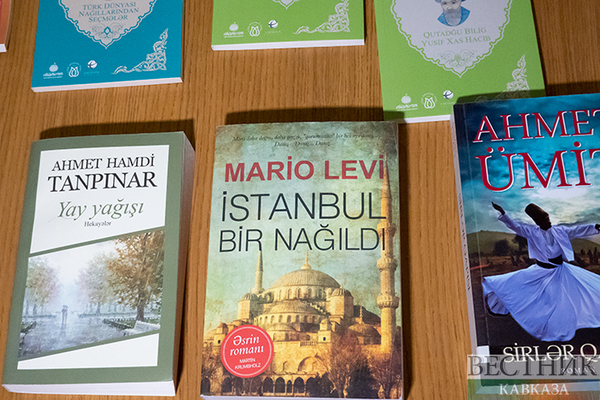 В павильоне &quot;Азербайджан&quot; на ВДНХ появились турецкие книги (ФОТО)
