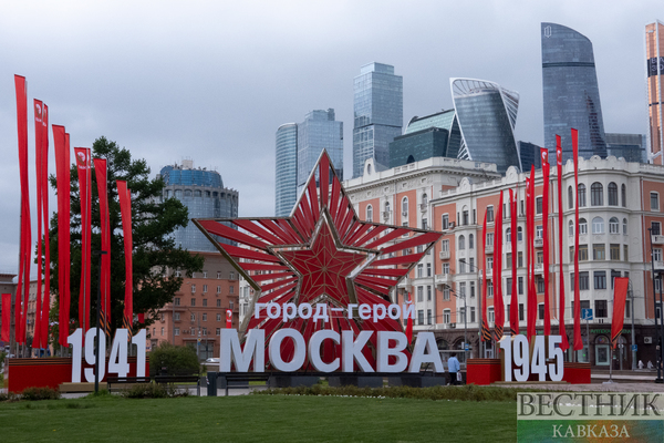 Праздничные флаги и украшения ко Дню Победы на площади Дорогомиловская застава