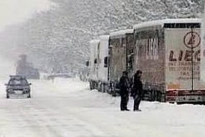 В Грузии из-за снега ограничено движение на двух дорогах 