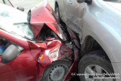 Столкновение &quot;Жигулей&quot; и Mercedes ранило двоих в Армении