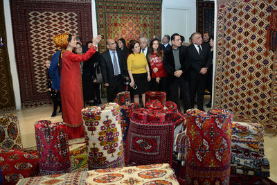 В Баку открылась выставка туркменских ковров и ювелирных изделий 