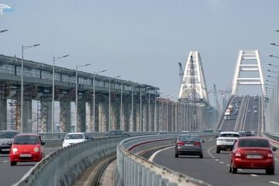 Грузовик протаранил на Крымском мосту легковушку, есть пострадавшие