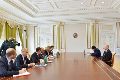 Ильхам Алиев принял делегацию во главе с Сумой Чакрабарти