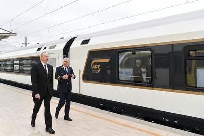 Президент Азербайджана осмотрел пассажирский поезд, который пойдет по БТК