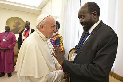 Папа Римский Франциск поцеловал ноги лидерам Южного Судана, призывая их к миру