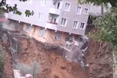 Оползень снес четырехэтажный дом в Стамбуле 