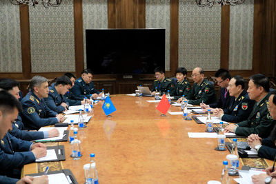 Министр обороны Казахстана встретился с китайским коллегой
