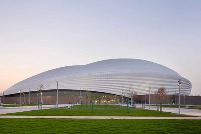 В Катаре к ЧМ-2022 открыли разработанный Захой Хадид стадион