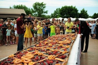 Кулинары Анапы удивили самым большим пирогом в России 