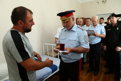 Пострадавших при нападении в Грозном полицейского и росгвардейца поощрили за храбрость